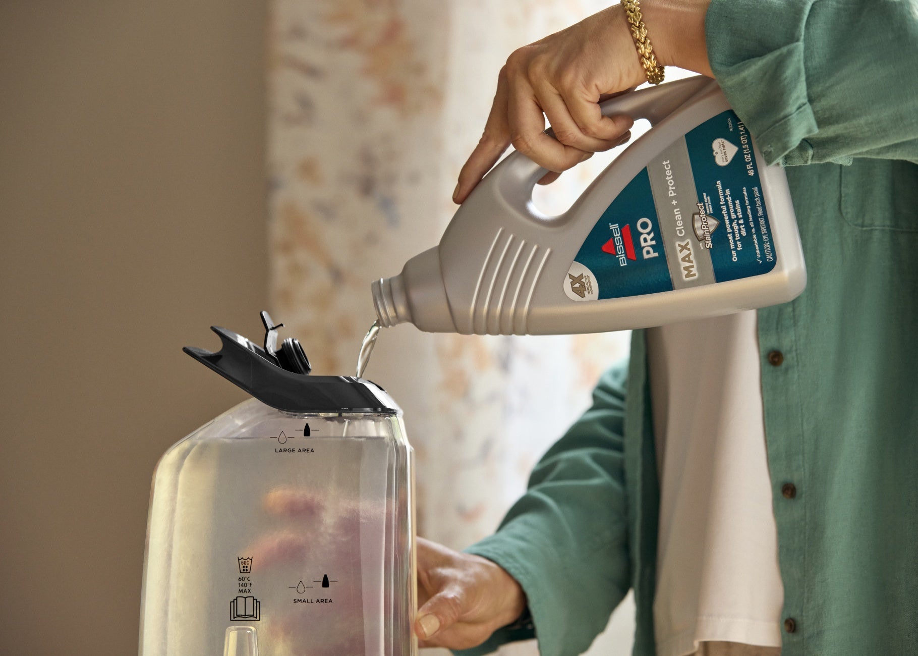 Filling solution tank with solution